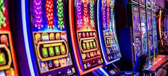 Filipino players enjoying sports betting and casino entertainment on th77 mobile platform